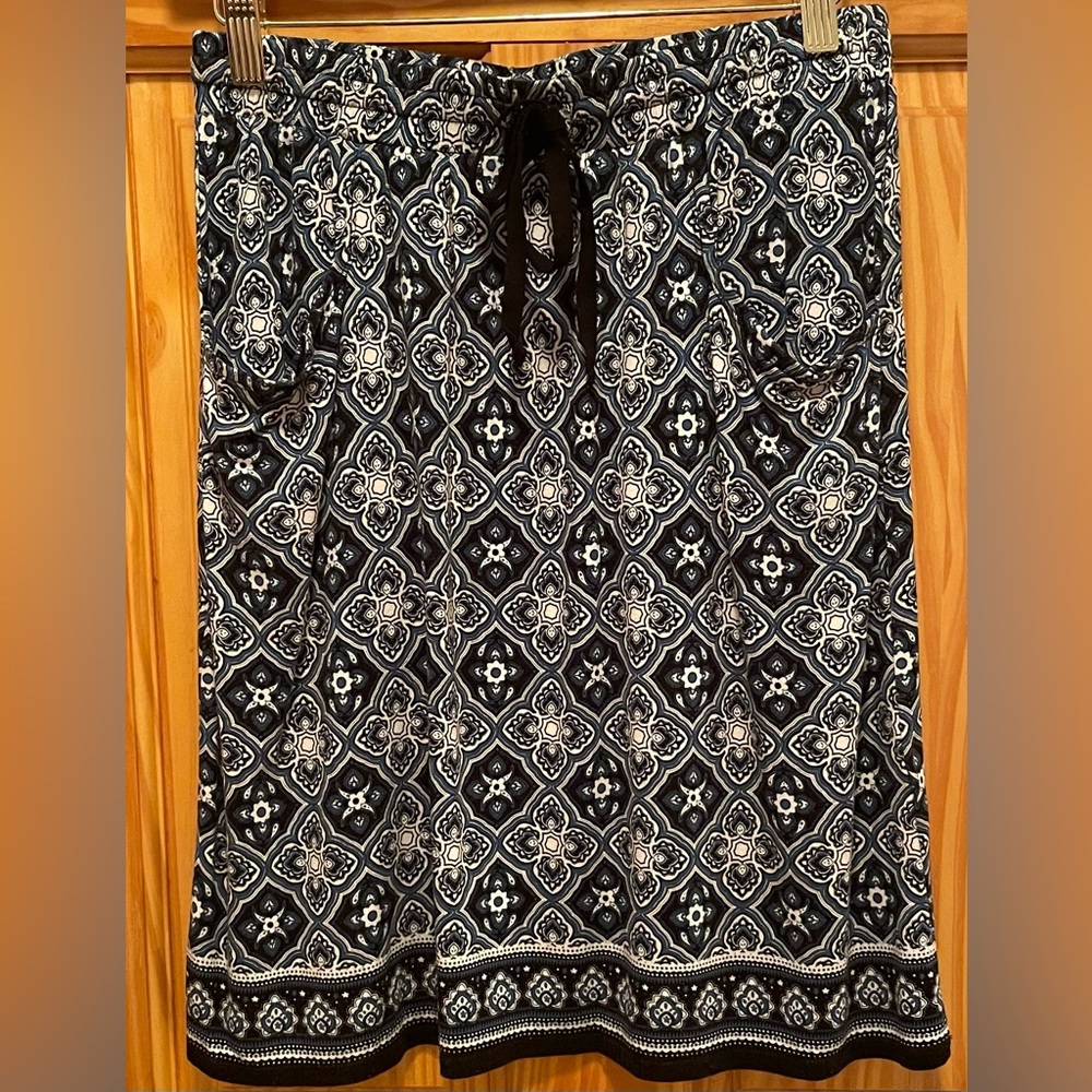 Max Studio pretty navy and white skirt with bow and slouchy pockets. Cute!!